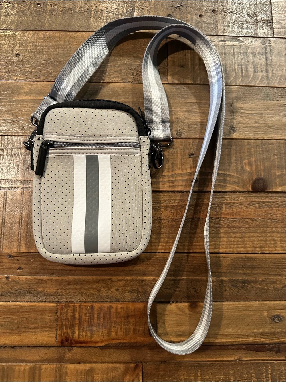 Haute Shore Casey Cruise Neoprene Crossbody Bag Like New - Picture 5 of 7